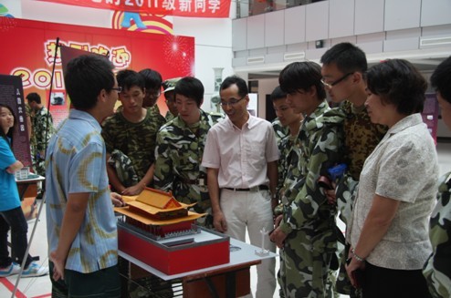 校领导和新生们一起参观模型展