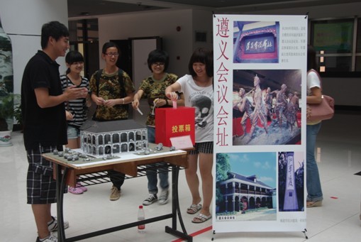 新生们参与投票活动